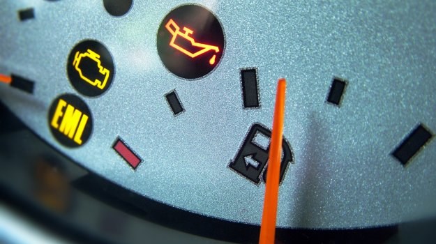 Świecąca w czasie jazdy kontrolka ciśnienia oleju oznacza konieczność natychmiastowego wyłączenia silnika. /Motor