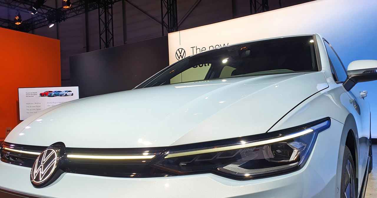 Świecące logo Volkswagena to charakterystyczny element nowego Golfa /Michał Domański /INTERIA.PL