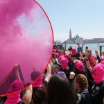 Świece dymne, różowe kominiarki. Protest w Wenecji
