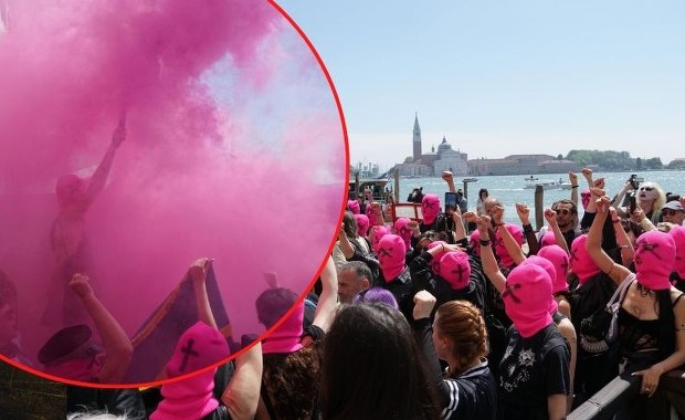 Świece dymne, różowe kominiarki. Protest w Wenecji