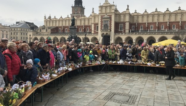 Święcenie pokarmów na Rynku Głównym w Krakowie /Marek Wiosło /RMF FM