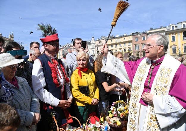 Święcenie pokarmów przed bazyliką Mariacką w Krakowie to wieloletnia tradycja /	Jacek Bednarczyk   /PAP