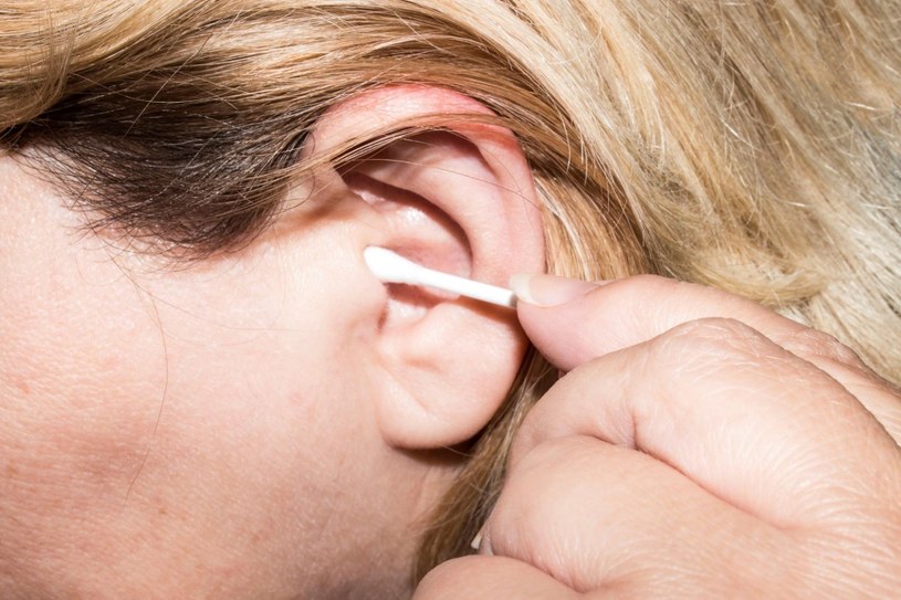 Świecowanie uszu dobrze (i bezpiecznie)  je oczyszcza /123RF/PICSEL