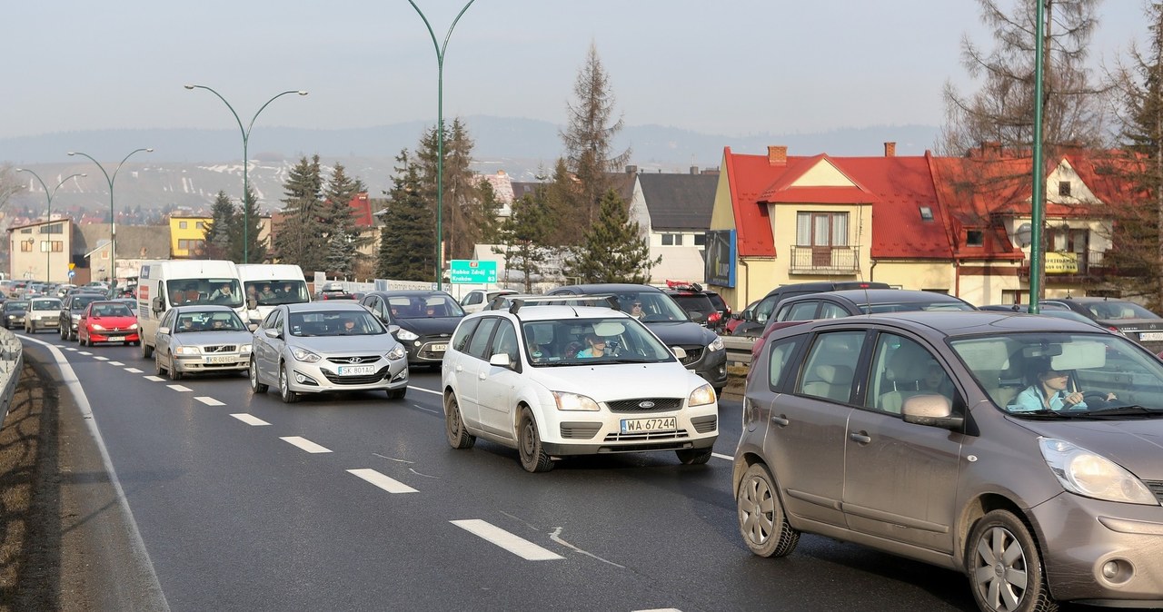 Święta Bożego Narodzenia oznaczają wzmożony ruch na drogach, a więc i podwyższone ryzykow wypadku /Michał Adamowski /Reporter