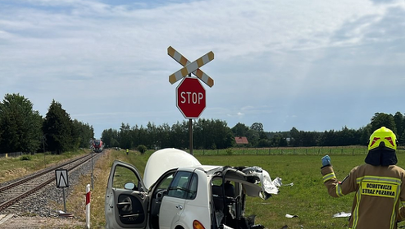 Świętajno: Zderzenie samochodu z pociągiem. Dwie osoby w szpitalu
