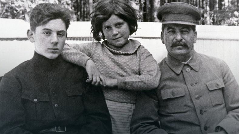 Swietłana z ojcem i bratem Wasilijem. Czerwiec 1935 /Getty Images