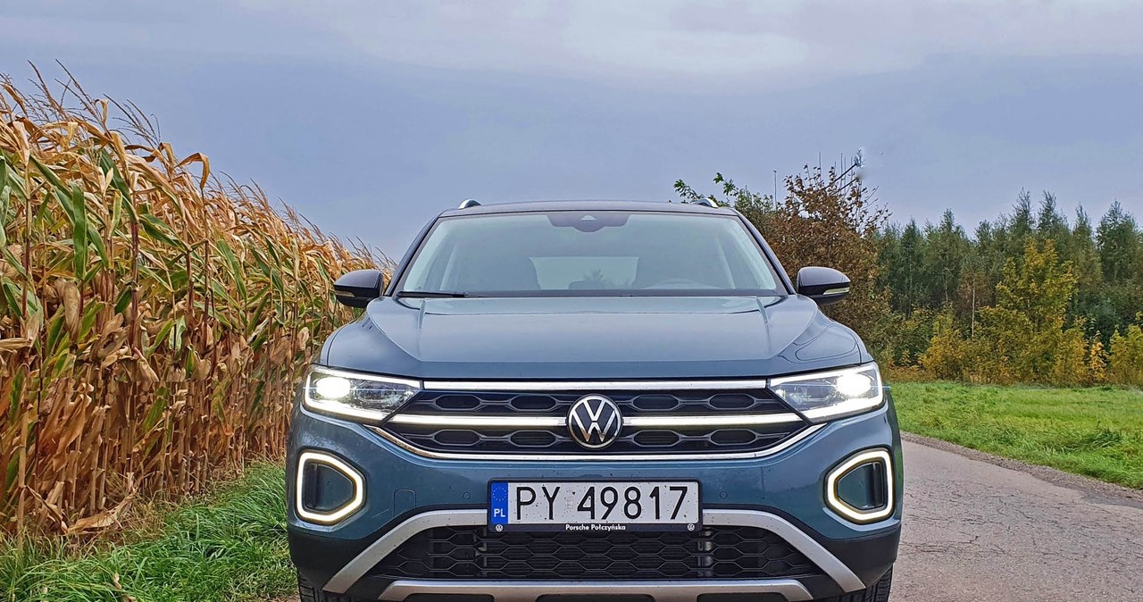 Świetlna listwa przecinająca grill to znak rozpoznawczy nowych modeli Volkswagena /Michał Domański /INTERIA.PL