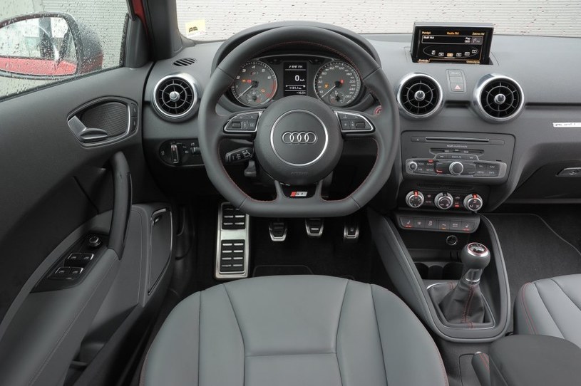 Świetna jakość i ergonomia – wnętrze zachowało zalety A1. Poza fotelami i kierownicą, nowością są czerwone szwy i akcenty na dźwigni zmiany biegów oraz wokół przycisku uruchamiającego silnik. /Motor
