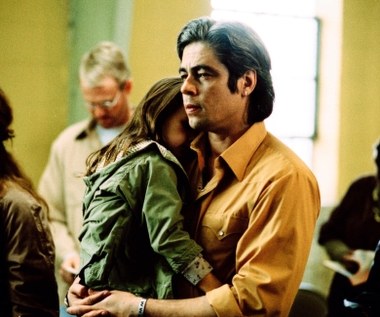 Świetną passę Benicio del Toro kontynuował rolą w "21 gramach" Alejandro González Iñárritu. Wcielił się w nim w byłego kryminalistę Jacka Jordana, który wspólnie z żoną walczy o prawo do opieki nad swoimi dziećmi i równocześnie głęboko angażuje się w działalność religijną. 

- Bardzo ważne dla aktora jest życie wewnętrzne i Benicio takie życie ma. W jego przypadku wystarczy ustawienie kamery naprzeciwko twarzy aktora. Nie robiąc nic, Benicio mówi oczami, wyrazem twarzy. To filmowe zwierzę - chwali łaktora reżyser filmu.