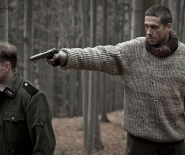 Świetną passę Dorociński podtrzymał rolą kaprala Wydry w wojennej "Obławie" Marcina Krzyształowicza.

- Marcin jest wyśmienitym aktorem, ma w sobie niespodziankę, którą każdego dnia przynosi ze sobą na plan. Jego aktorskie zachowanie uczy mnie czegoś nowego na temat jego postaci. To niesłychane - przyznawał reżyser. - Pomijam już względy czysto praktyczne, czyli to, że jest w świetnym wieku jak na aktora, że dobrze wygląda... to wiedzą wszyscy - uściślił Krzyształowicz.

- Obsadziłem Marcina z nadzieją - wyjaśnił wszelkie wątpliwości reżyser - że wokół niego wytworzy się pewien rodzaj chemii, która będzie przyciągała inne postaci albo przynajmniej prowokowała inne postaci do aktorskiego wysiłku.