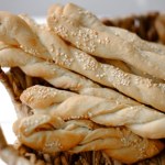 Świetne na przekąskę lub jako dodatek do zupy krem. Prosty przepis na drożdżowe paluchy 