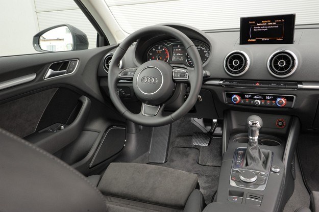 Świetne warunki do jazdy oraz jakość, której nie powstydziłoby się Audi A8, a przy tym prostota i minimalizm. Na konsoli środkowej uwagę zwraca brak panelu radia, które ustawia się przyciskami na kierownicy lub pokrętłami systemu MMI. /Motor