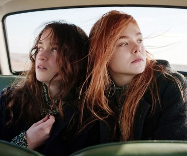 Świetnie przyjęta przez krytyków została rola Fanning w filmie Sally Potter "Ginger and Rosa". Obraz opowiadał historię dwóch 16-letnich uczennic i przyjaciółek. Matką rudej Ginger (Elle Fanning) jest była malarka, stopniowo popadająca w depresję i życiowe odrętwienie Natalie (Christina Hendricks). Podczas gdy matka emocjonalnie obumiera w czterech ścianach własnego domu, córka zaczyna się rodzić do życia. Wraz z przyjaciółką, Rosą (Alice Englert) w młodzieńczym buncie testuje różne życiowe drogi. Ich więź wystawiona zostaje jednak na próbę, gdy Rosa staje się przedmiotem erotycznego zainteresowania Rolanda, ojca Ginger.