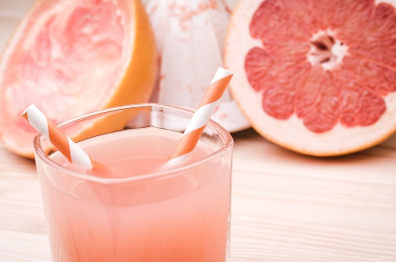 Świetnym katalizatorem dla procesów trawiennych może być połączenie soku z grapefruitów i imbiru /123RF/PICSEL