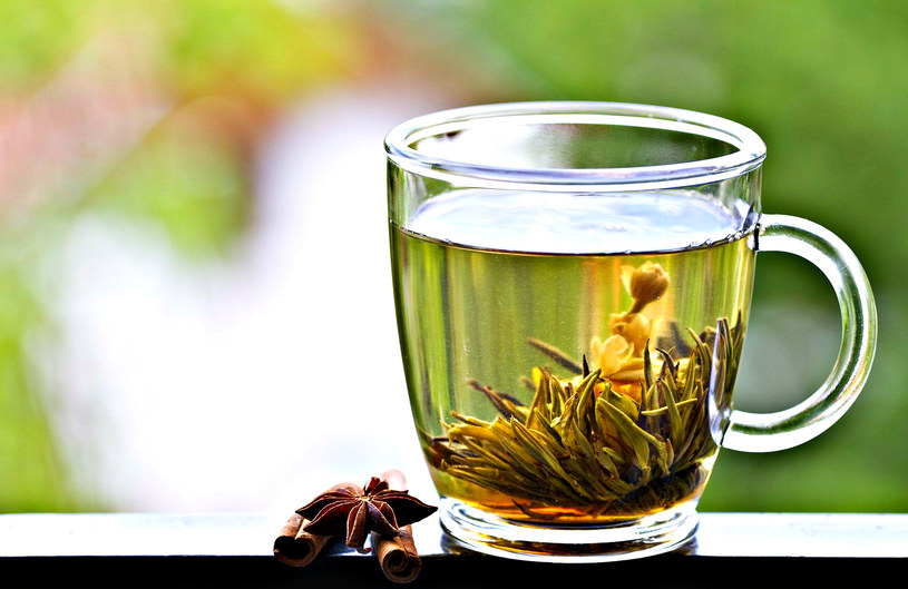Świetnym substytutem wody dla osób przebywających na diecie jest zielona herbata /123RF/PICSEL