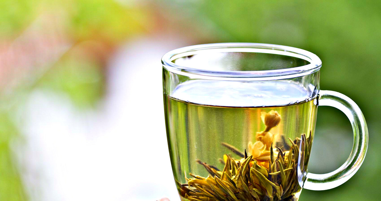 Świetnym substytutem wody dla osób przebywających na diecie jest zielona herbata /123RF/PICSEL