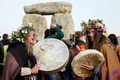 Święto w Stonehenge. Tysiące ludzi czeka na letnie przesilenie