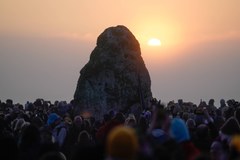 Święto w Stonehenge. Tysiące ludzi czeka na letnie przesilenie