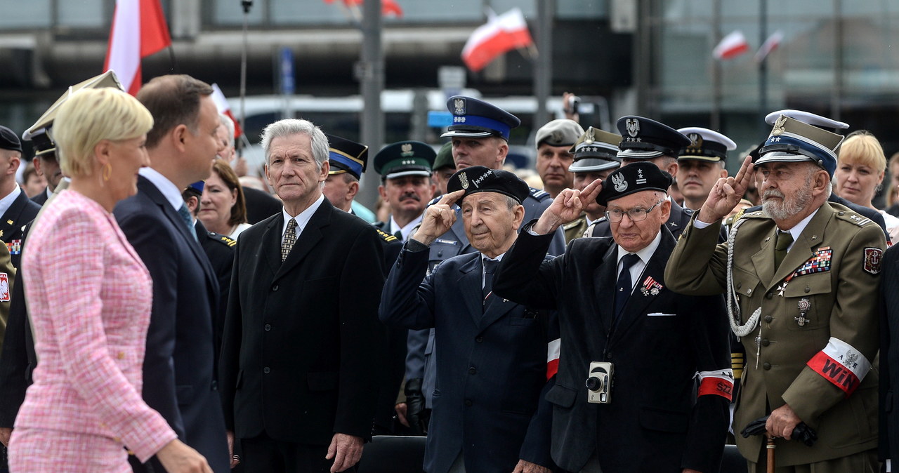 Święto Wojska Polskiego. Prezydent odsłonił tablicę upamiętniającą Żołnierzy Wyklętych