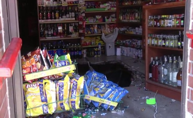 Świętochłowice: W sklepie zawaliła się podłoga. Kilka osób wpadło do piwnicy [FILM]