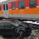 Świętokrzyskie: Auto wjechało pod pociąg