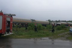 Świętokrzyskie: Ciężarówka wjechała pod pociąg przewożący gaz