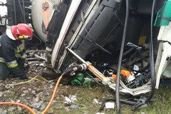Świętokrzyskie: Ciężarówka wjechała pod pociąg przewożący gaz