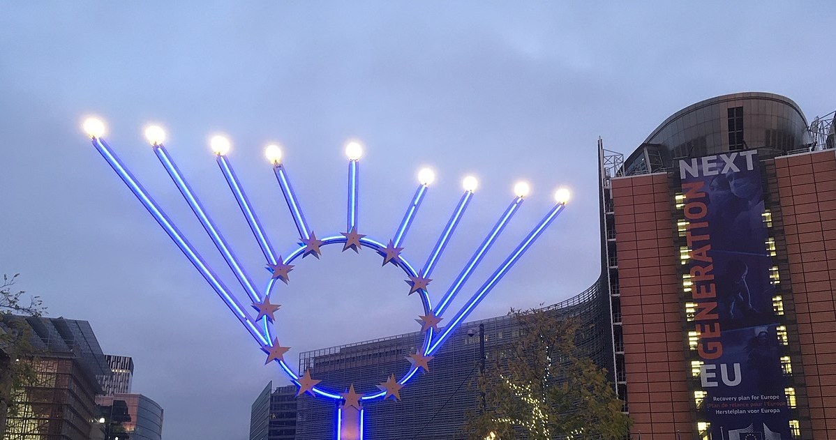 Świętowanie Chanuki w Brukseli 10 grudnia 2020 roku /Goris/CC BY-SA 4.0 Deed (https://creativecommons.org/licenses/by-sa/4.0/deed.en) /Wikimedia