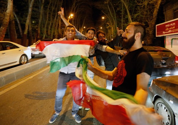 Świętujący Irańczycy na ulicach Teheranu /Abedin Taherkenareh   /PAP/EPA