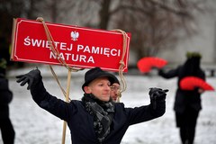 Święty Krzyż. Manifestacja przeciwko zmianie granic Świętokrzyskiego Parku Narodowego