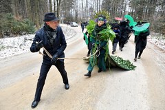 Święty Krzyż. Manifestacja przeciwko zmianie granic Świętokrzyskiego Parku Narodowego