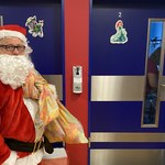 Święty Mikołaj odwiedził małych pacjentów w pomorskich szpitalach
