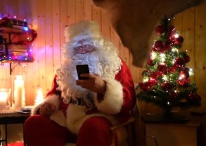 Święty Mikołaj "oszukany" przez SMS-a. Policja prezentuje film