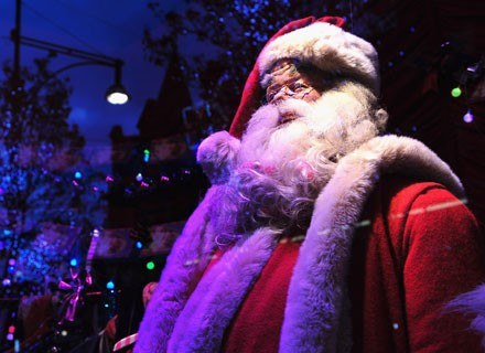 Święty Mikołaj zostawia dzieciom prezenty w specjalnych skarpetach /Getty Images/Flash Press Media