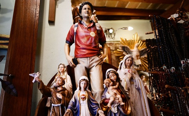 Święty w dżinsach i trampkach. Nowa era w Kościele?