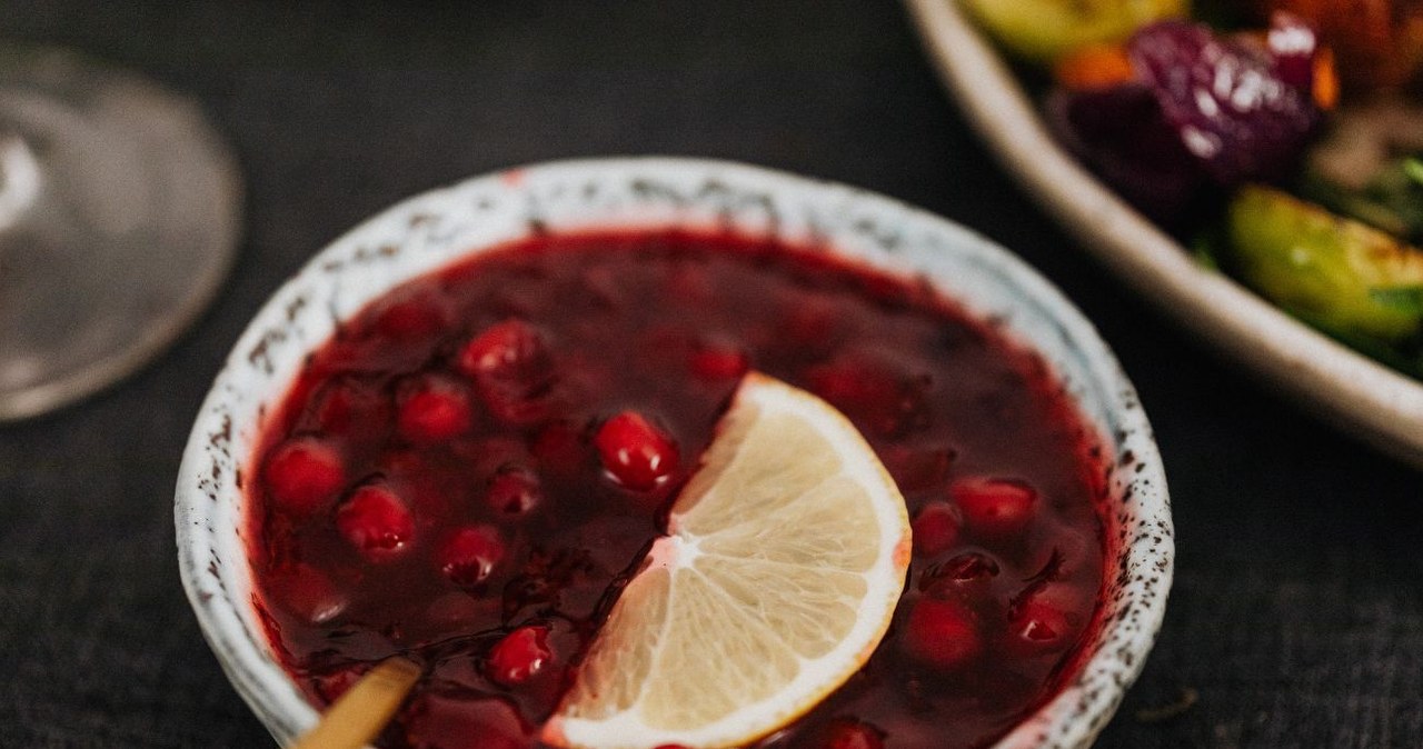 Świeża żurawina świetnie sprawdza się jako mus do owsianki lub jogurtu /Karola G /Canva Pro