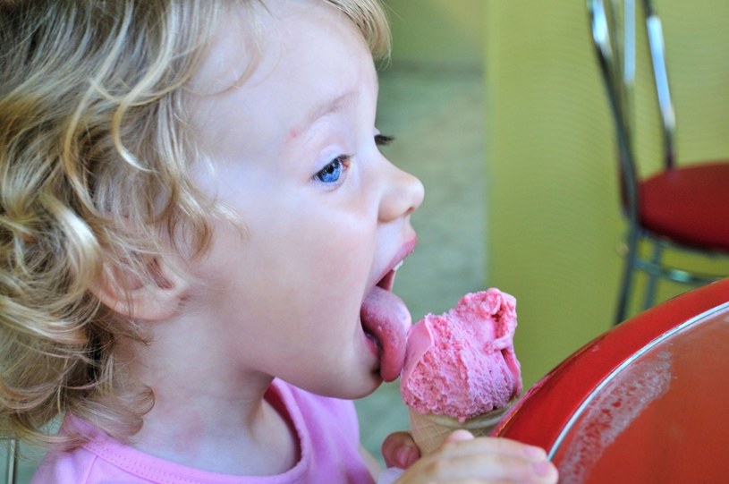 Świeże lody zawsze mają jednolitą konsystencję, jeśli więc na powierzchni pojawią się małe kryształki lodu, lepiej zrezygnować i sięgnąć po owoce /123RF/PICSEL