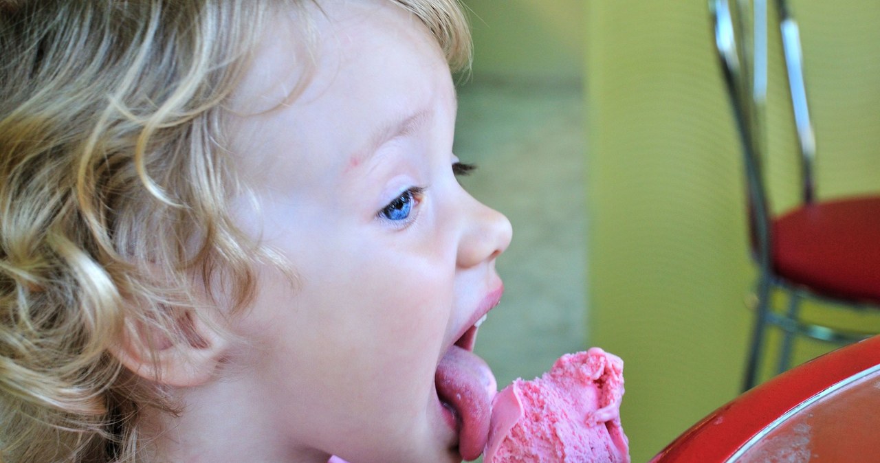 Świeże lody zawsze mają jednolitą konsystencję, jeśli więc na powierzchni pojawią się małe kryształki lodu, lepiej zrezygnować i sięgnąć po owoce /123RF/PICSEL