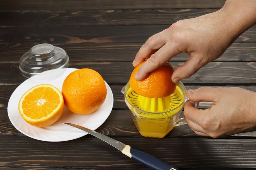 Świeżo wyciskany sok pomarańczowy zawiera więcej błonnika, niż zwykły. /123rf.com /123RF/PICSEL