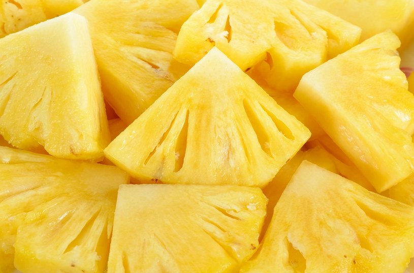Świeży ananas zawiera bromelainę, enzym, który ma silne działanie przeciwzapalne i wzmacnia ogólną odporność organizmu. /123RF/PICSEL