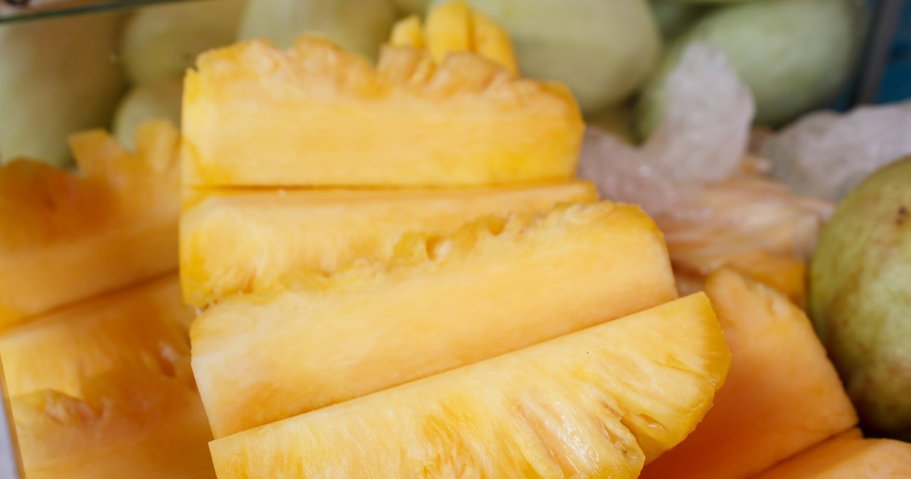 Świeży ananas zawiera bromelainę, enzym, który ma silne działanie przeciwzapalne i wzmacnia ogólną odporność organizmu. /123RF/PICSEL