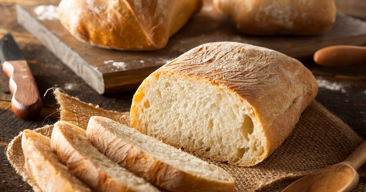 Świeży chleb traci popularność. Polacy chętniej kupują pączki i drożdżówki /123RF/PICSEL
