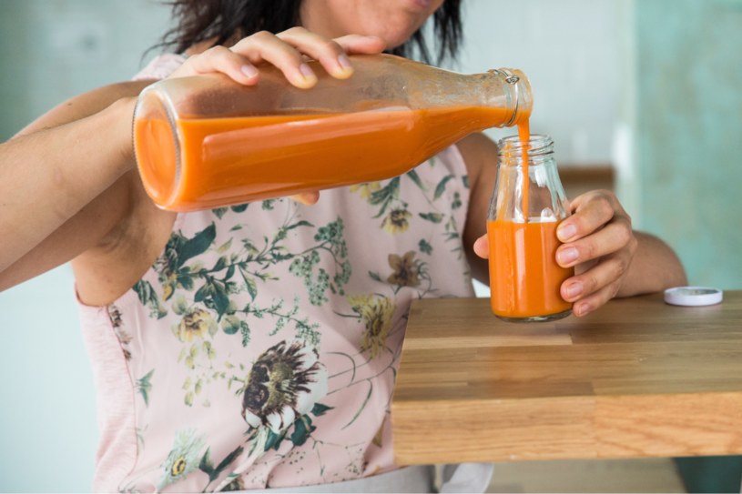 Świeży sok z marchwi działa przeciwrakowo, detoksykująco i odmładzająco. Pij szklankę dziennie /123RF/PICSEL