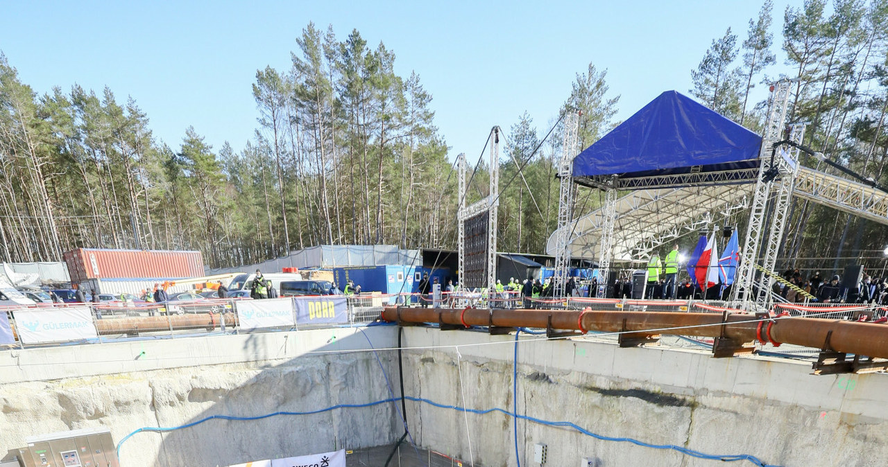 Świnoujście - maszyna do drążenia tunelu pod dnem Świny łączącego wyspy Uznam i Wolin /Robert Stachnik /Reporter