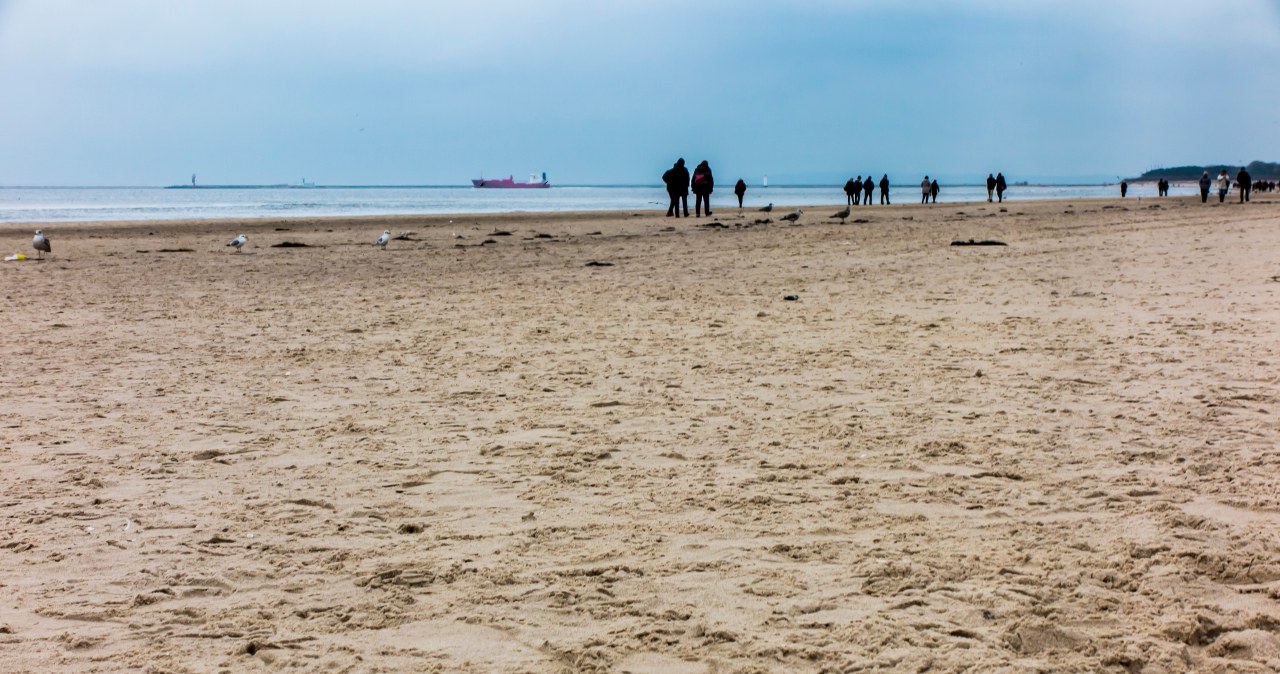 Świnoujście potwierdziło, że również na zakończenie 2025 roku zorganizuje dużą, otwartą imprezę sylwestrową na miejskiej plaży. /123RF/PICSEL