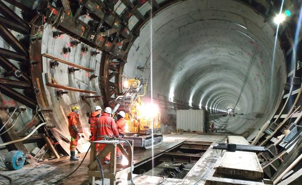 Świnoujście: Tak powstaje konstrukcja pod jezdnię w tunelu