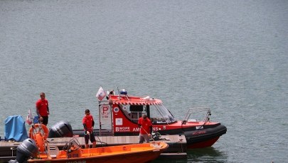 Świnoujście: Wypadek przy przeprawie promowej. Auto z trzema osobami wpadło do wody