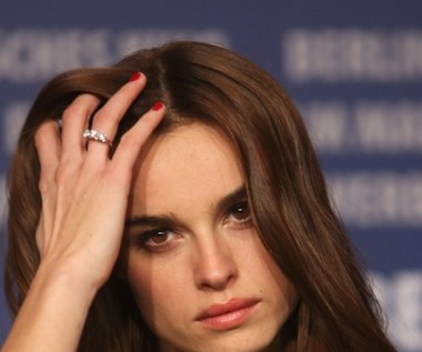 Swój stosunek do mody artystka wyjaśniła tak: "Z biegiem lat zmieniłam się, nie podążam już za tendencjami". Jej zdaniem jest to błędny sposób rozumienia mody.

"Uwielbiam świat mody, bo to sztuka i kreatywność" - stwierdziła Smutniak. Sama najlepiej czuje się jednak... w dżinsach i koszuli.

"Ale wyznam, że doszłam do tego po paru latach. To było jak ponowne odnalezienie samej siebie w świecie, który nam proponuje i narzuca pewien styl życia, myląc modę z kostiumami" - powiedziała była modelka.

Wskazała też powód swego przywiązania do prostoty stylu: "Coraz bardziej brakuje mi czasu, lepiej przeznaczyć go na rzeczy ważne".