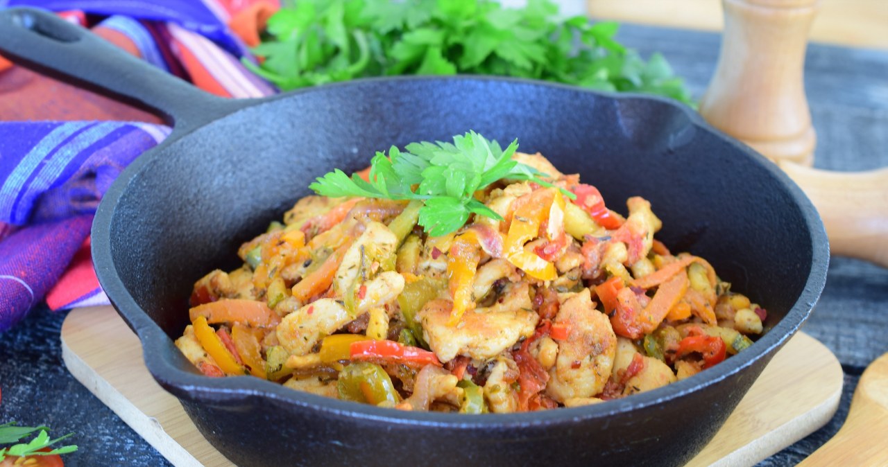 Sycąca potrawka z kurczakiem z dużą ilością warzyw /bvlena /123RF/PICSEL