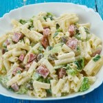 Sycąca sałatka makaronowa z kurczakiem. Idealna do pracy czy na imprezę